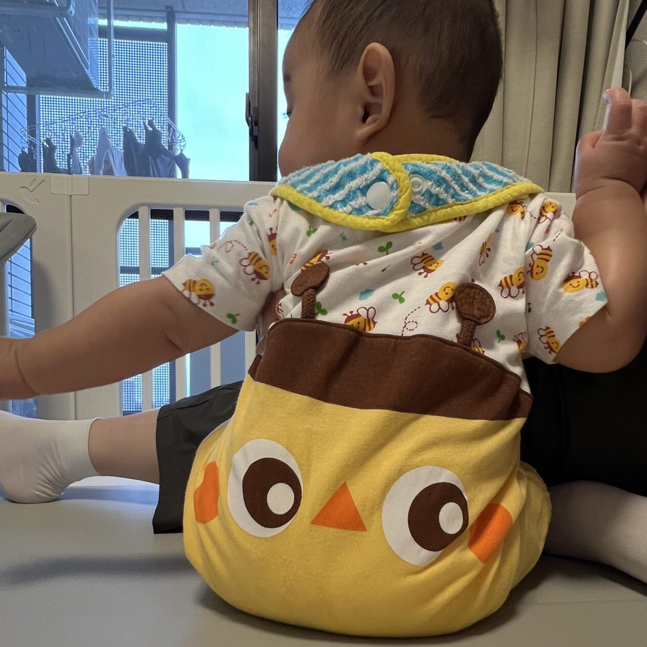 ロンパースの赤ちゃん